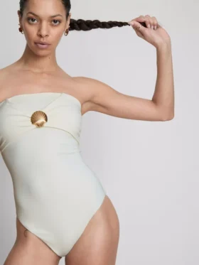 Bañador bandeau con adornos de conchas