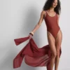 Bañador de Paula Echevarría con detalles de costuras