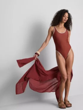 Bañador de Paula Echevarría con detalles de costuras