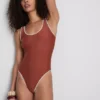 Bañador de Paula Echevarría con detalles de costuras