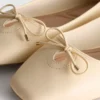 Bailarinas sin cordones de piel sintética con puntera cuadrada y horma ancha
