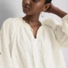 Blusa bordada con mangas abullonadas