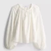Blusa bordada con mangas abullonadas