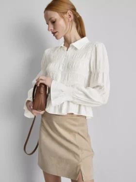 Blusa con bajo fruncido y peplum