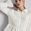 Blusa con bajo fruncido y peplum