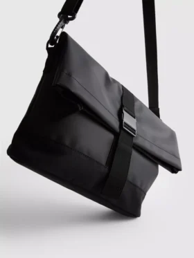 Bolso bandolera con cierre de hebilla