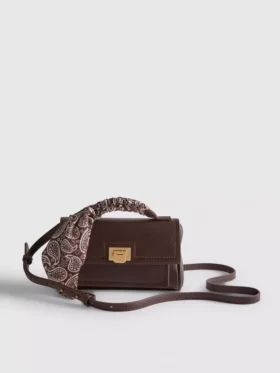 Bolso bandolera con detalle de pañuelo