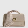 Bolso bandolera con detalle de pañuelo