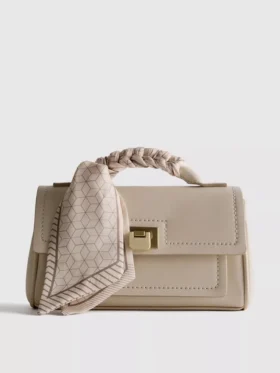Bolso bandolera con detalle de pañuelo