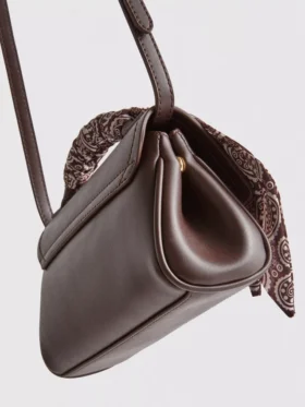 Bolso bandolera con detalle de pañuelo