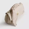 Bolso bandolera con detalle de pañuelo