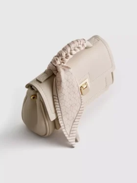 Bolso bandolera con detalle de pañuelo
