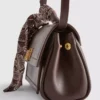 Bolso bandolera con detalle de pañuelo