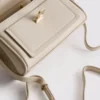 Bolso bandolera con detalle de pañuelo