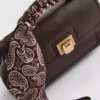 Bolso bandolera con detalle de pañuelo