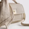 Bolso bandolera con detalle de pañuelo