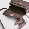 Bolso bandolera con detalle de pañuelo