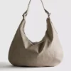 Bolso bandolera holgado con detalle de anilla