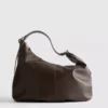 Bolso bandolera holgado con detalle de anilla