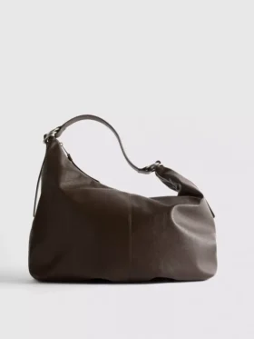 Bolso bandolera holgado con detalle de anilla