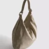 Bolso bandolera holgado con detalle de anilla