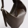 Bolso bandolera holgado con detalle de anilla