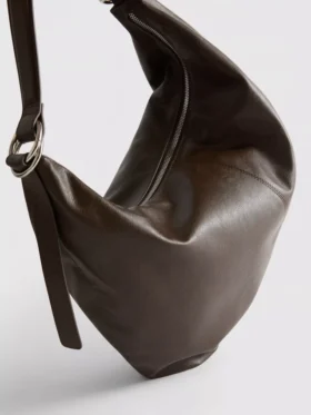 Bolso bandolera holgado con detalle de anilla
