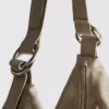 Bolso bandolera holgado con detalle de anilla