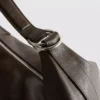 Bolso bandolera holgado con detalle de anilla