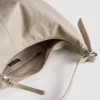 Bolso bandolera holgado con detalle de anilla