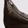 Bolso bandolera holgado con detalle de anilla