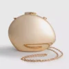 Bolso bandolera ovalado metalizado de Paula Echevarría