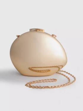 Bolso bandolera ovalado metalizado de Paula Echevarría