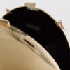 Bolso bandolera ovalado metalizado de Paula Echevarría