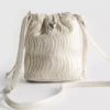 Bolso bandolera tipo «bucket» con fruncidos