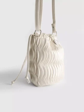 Bolso bandolera tipo «bucket» con fruncidos