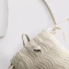 Bolso bandolera tipo «bucket» con fruncidos