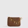 Bolso con detalle de colgante
