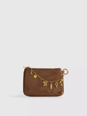 Bolso con detalle de colgante