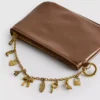 Bolso con detalle de colgante