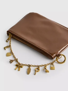 Bolso con detalle de colgante