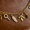 Bolso con detalle de colgante