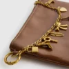 Bolso con detalle de colgante