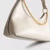 Bolso de hombro con cadena