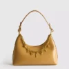 Bolso de hombro con detalle de colgante
