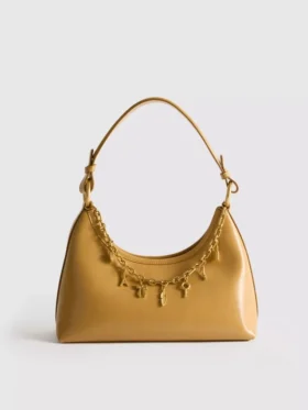 Bolso de hombro con detalle de colgante