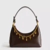 Bolso de hombro con detalle de colgante