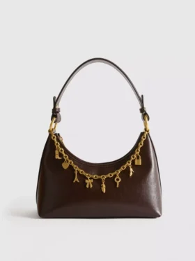Bolso de hombro con detalle de colgante