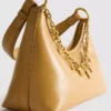 Bolso de hombro con detalle de colgante