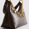 Bolso de hombro con detalle de colgante